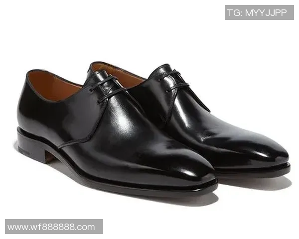 足球明星优雅现身机场西装造型尽显绅士风范引发粉丝热烈追捧